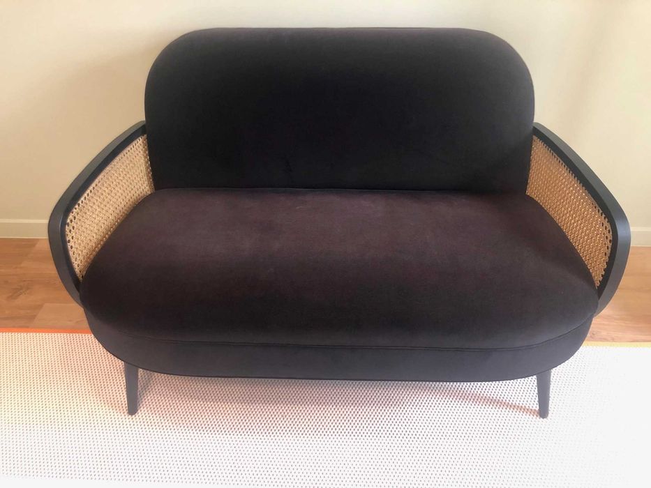 Sofá preto com palhinha
