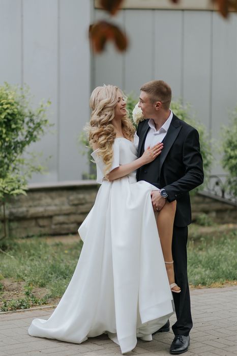 Продам шикарну весільну сукню після хімчистки