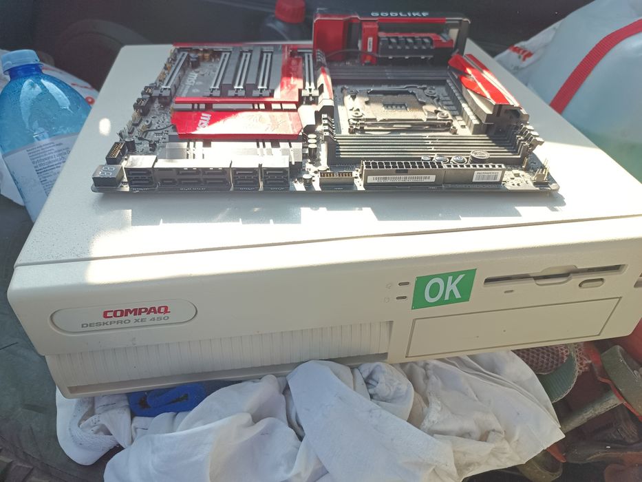 Monitor LED z głośnikami
