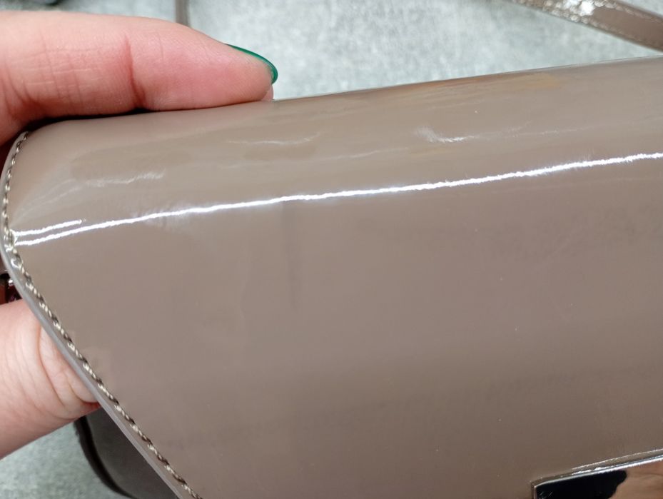 Torebka damska kopertówka lakierowana Reserved