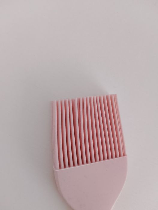 silikonowy pędzelek kuchenny w kolorze różowym.

Wykonany z silikonu,