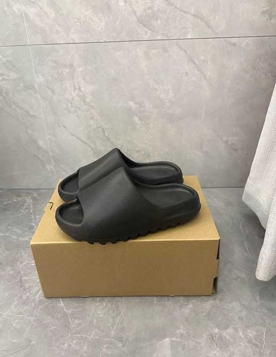 adidas Yeezy Slide / 42