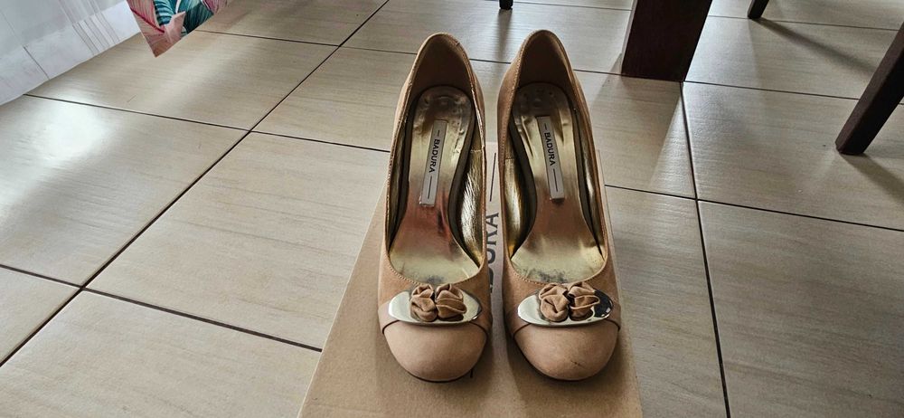 Beżowe eleganckie szpilki Badura rozm. 36