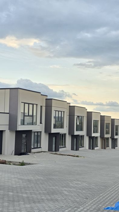 Продається крайній таунхаус 5 км від майдану.