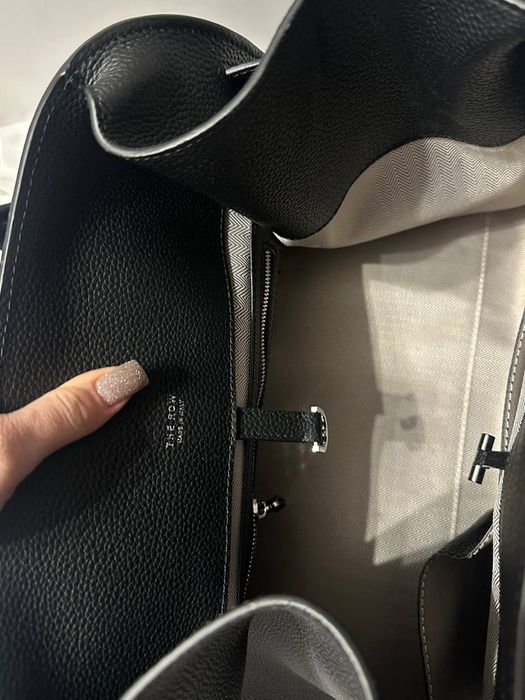 Сумка The Row Margaux 15 у чорній текстурній шкірі