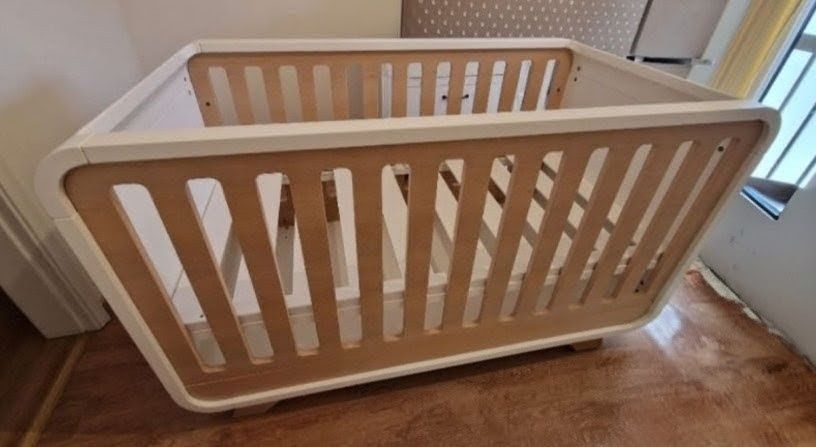 Berço de madeira maciça+ kit para bebe