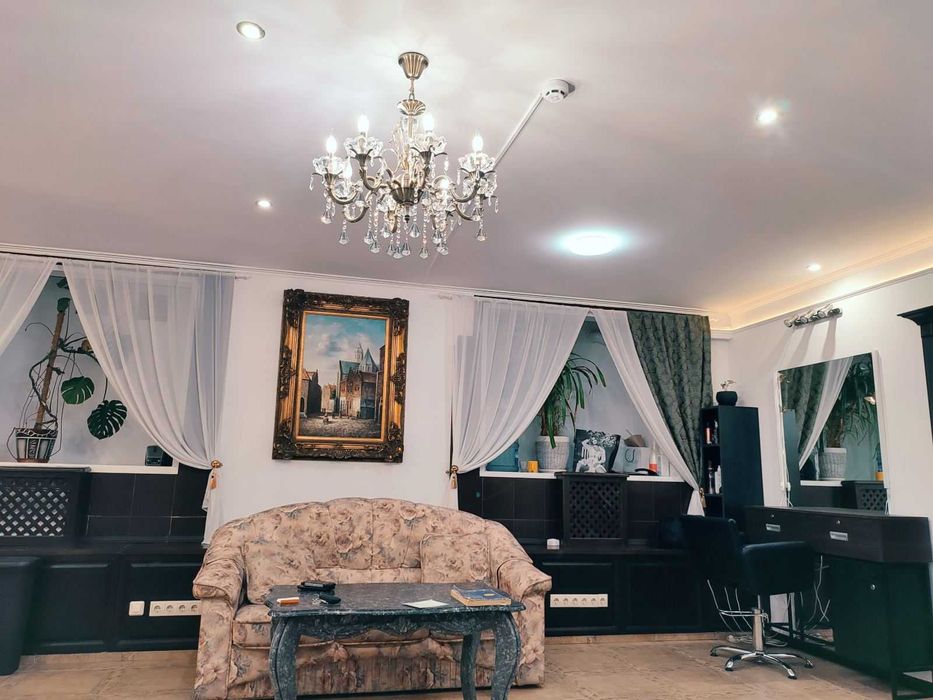 Центр. Оренда місця в салоні. В нас беспечно та завжди є світло