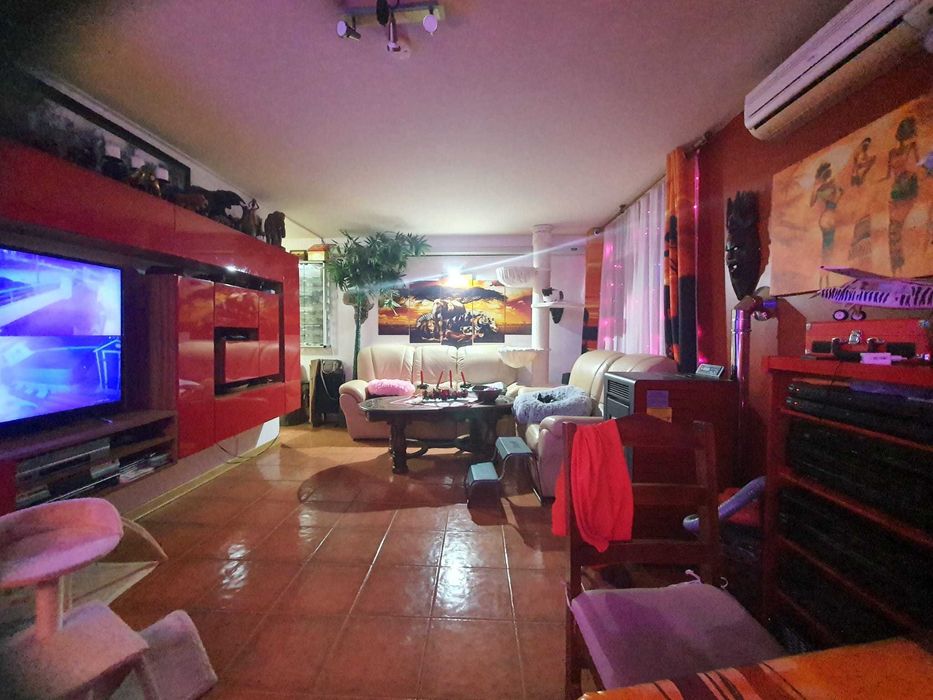 Armário de sala vermelho moderno