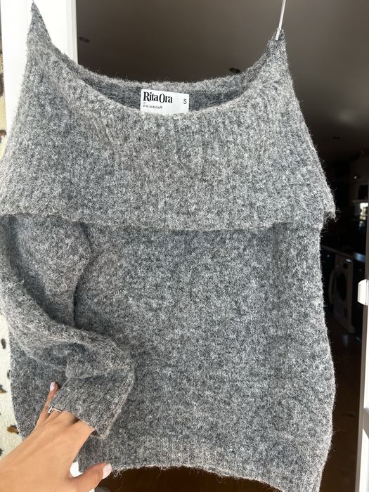 Светр жіночий від Primark з відкритими плечама, гладенький і призмнмй до тіла ,та теплий