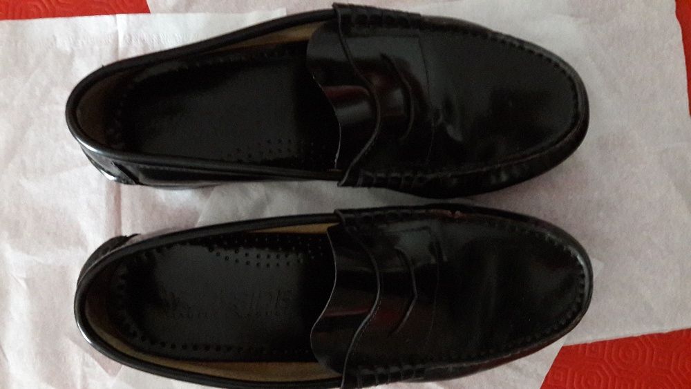 Par de Sapatos Novos em Pele Genuína - tam40