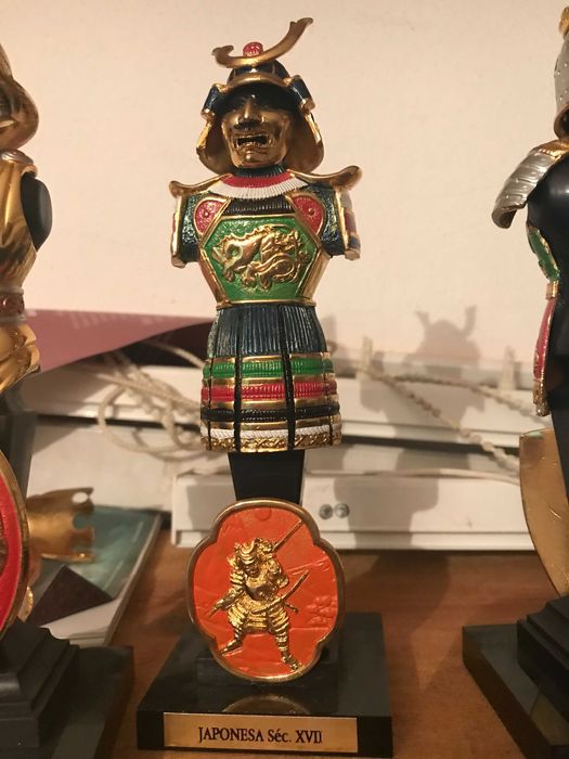 COLEÇÃO DE ARMADURAS E ESCUDOS