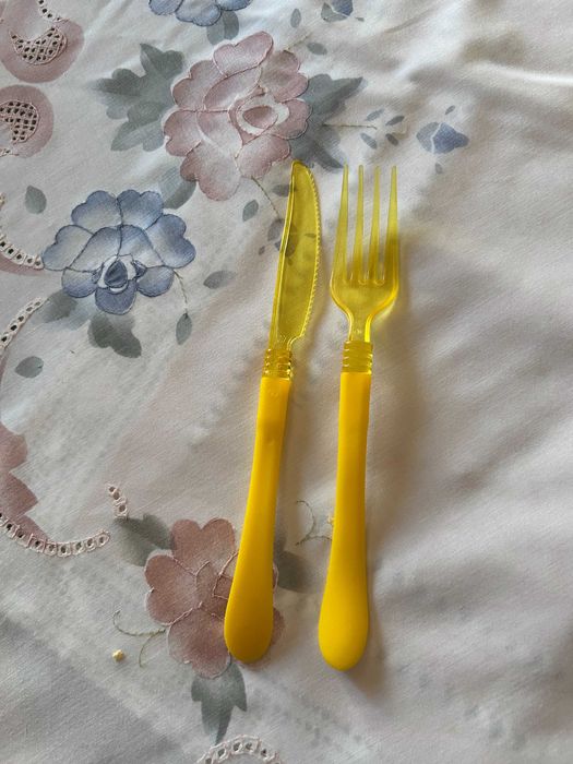 conjunto de pratos, talheres, copos e toalhas de mesa, de plastico (criança)