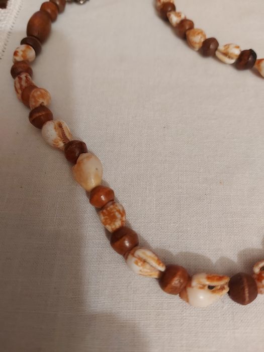 Colar Artesanal de Búzios e contas de Madeira.