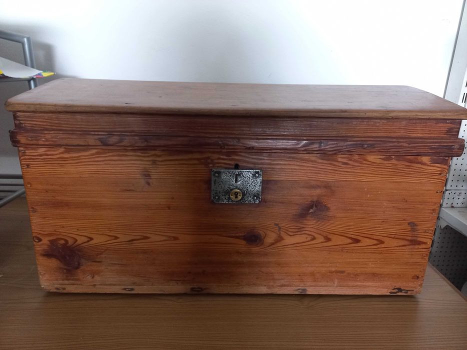Baú em madeira maciça