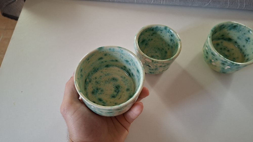 Conjunto de 3 chávenas em cerâmica artesanal — feito à mão