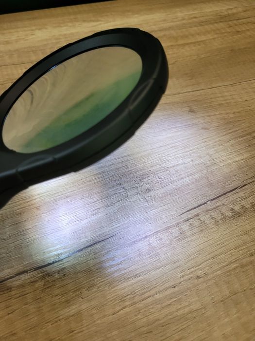 Lupa z diodami na baterie