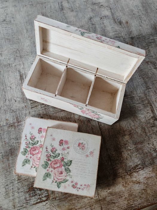 Pudełko i podstawki drewniane zdobione techniką decoupage.