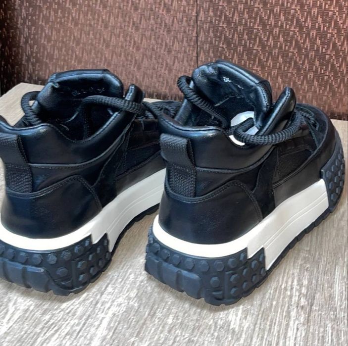 Продам високі кросівки