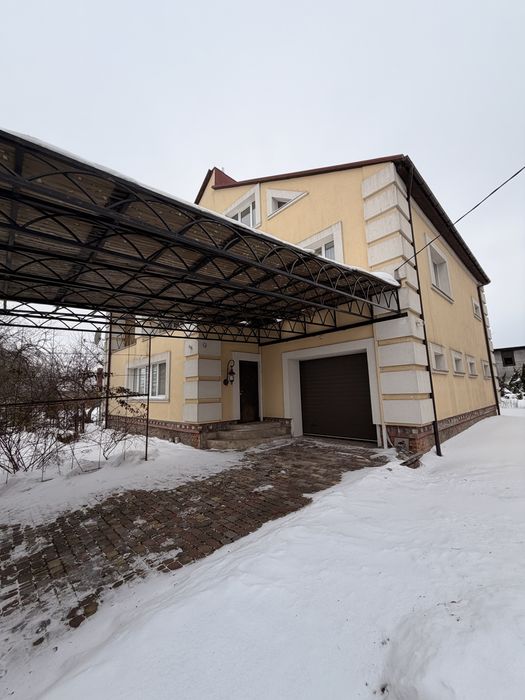 Великий сімейний будинок  з каміном на ділянці 20 соток