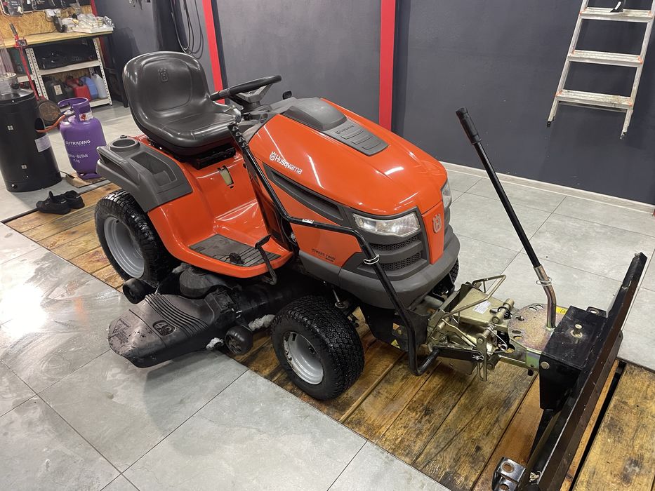 Traktorek Kosiarka Husqvarna YTH 22 plug Tielburger