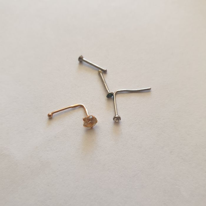 Пирсинг в нос, золото .