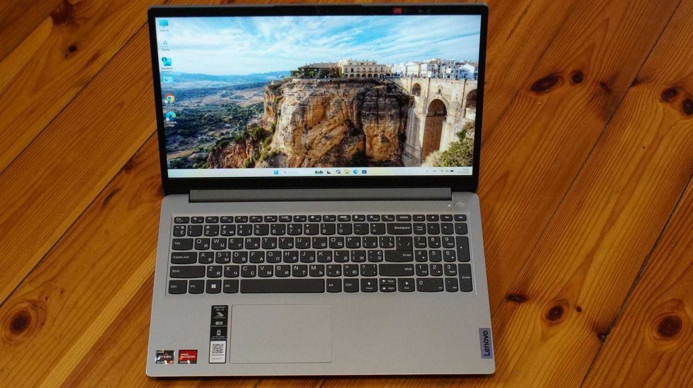 Ноутбук Lenovo 15.6" IPS / AMD Ryzen 3 7320U / RAM 8 ГБ DDR5 / SSD 512 ГБ/ Radeon 610M 2Gb