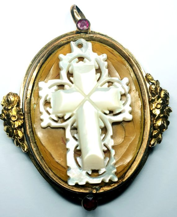 Maravilhoso pendente religioso Sec.XIX com plaque de ouro e madrepérol