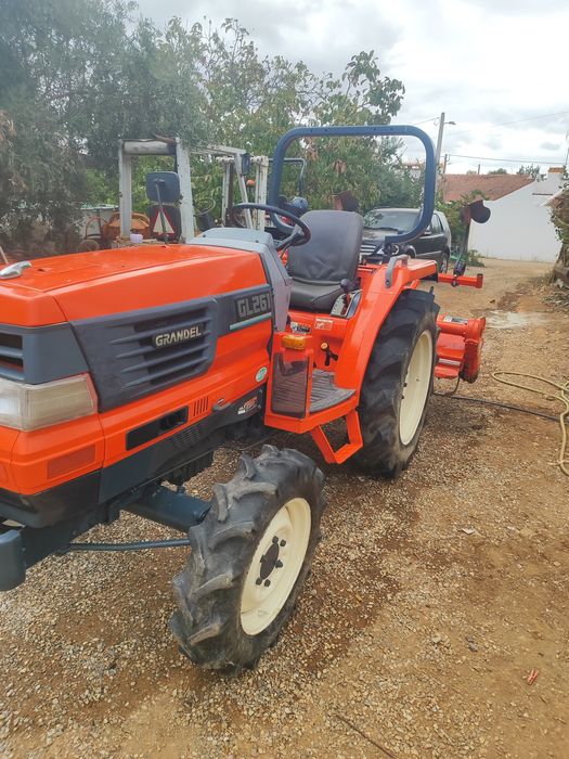 Tratores Kubota 26cv e Mitsubishi 18cv