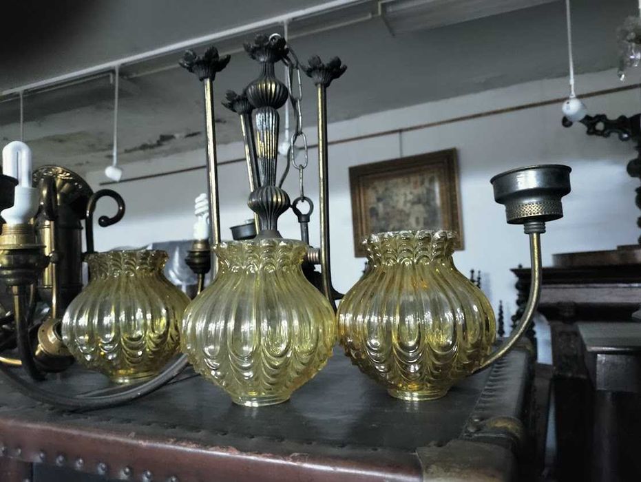 Lustre vintage de latão com cúpulas de vidro âmbar trabalhado, anos 70