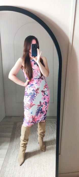 Sukienka elegancka we wzory kwiatowe midi na ramiączkach