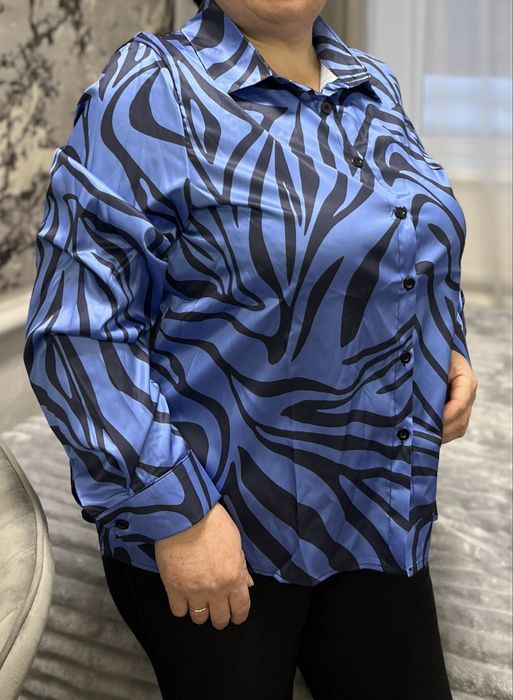 Жіноча сорочка на ґудзиках з модним принтом