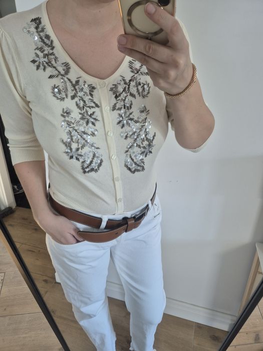 Sweter kremowy z cekinami futurystyczny wiskoza viscose do pracy