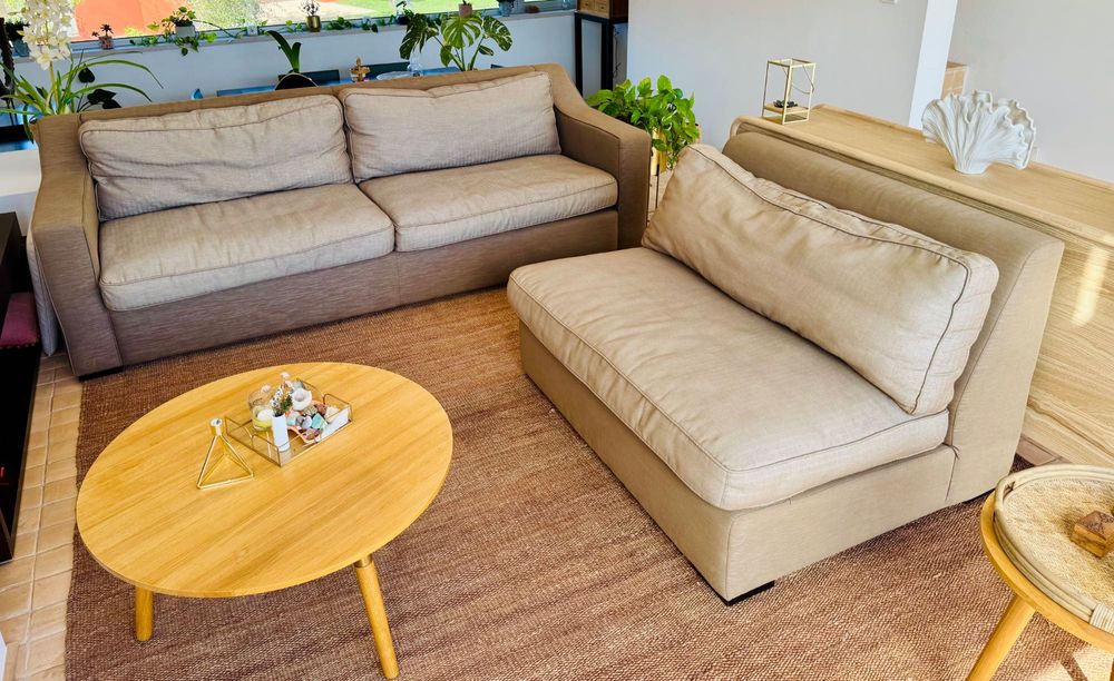 Sofá bege muito confortável composto por 2 módulos (parte principal + módulo adicional)