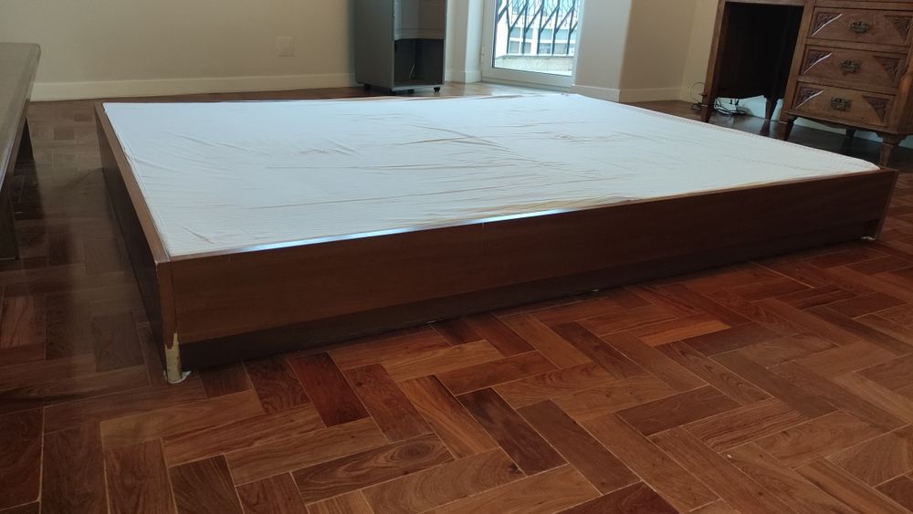 Cama de casal de baixo perfil