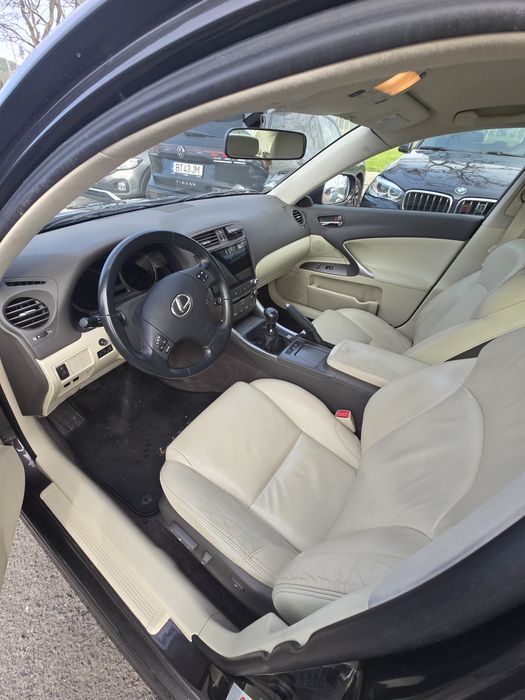 Lexus is 220d (2010)