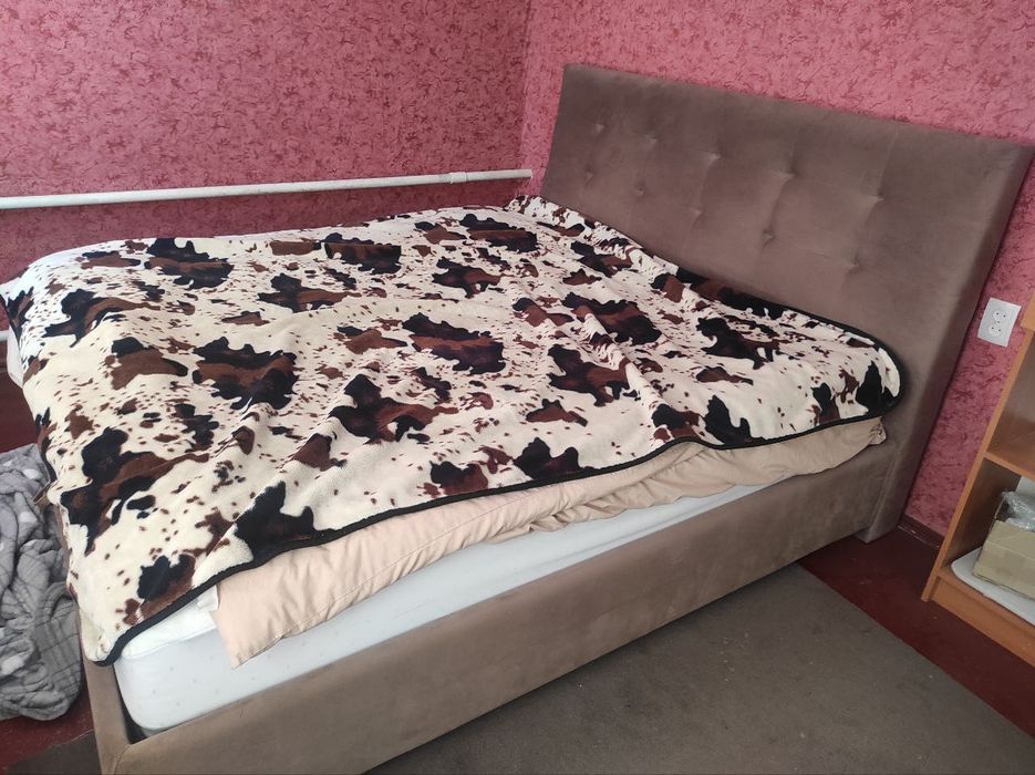 Кровать с матрасом 200х220