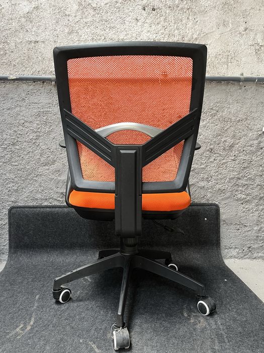 Cadeira cor de laranja com rodas