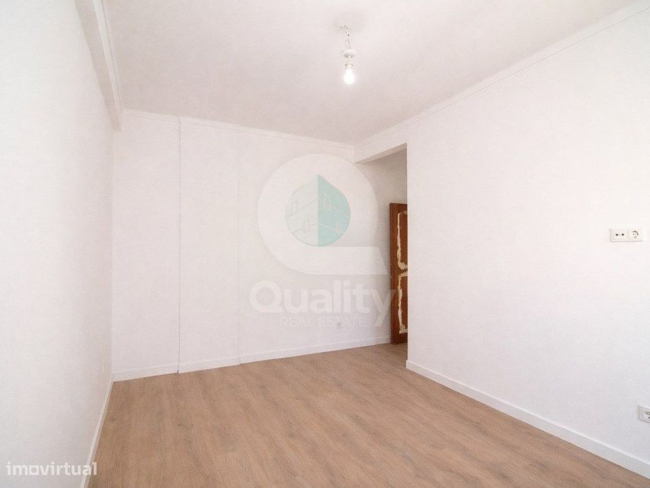 Apartamento T3 Totalmente Renovado - Rua principal da Avenida do Bo...