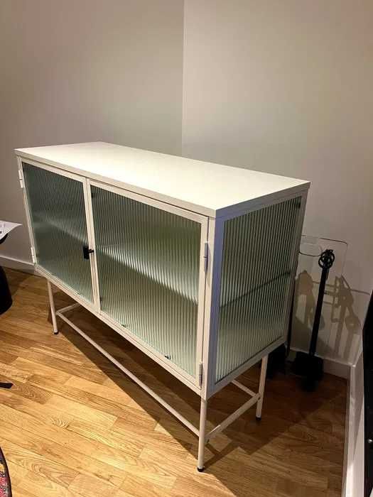 Vitrina / Aparador em metal branco e vidro esverdeado
