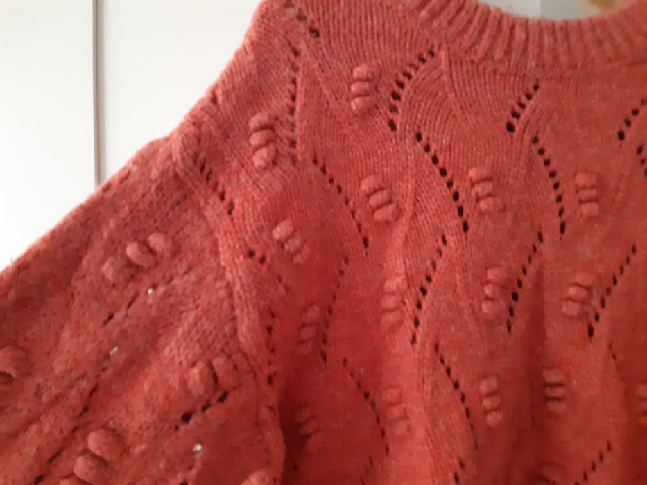 Piękny koralowy sweter Tu