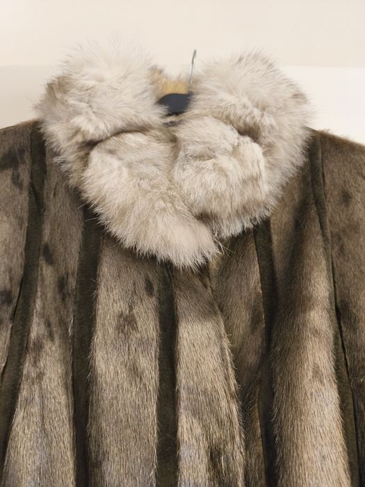 Casaco em pele castanho e tonalidades de dourado de pêlo curto