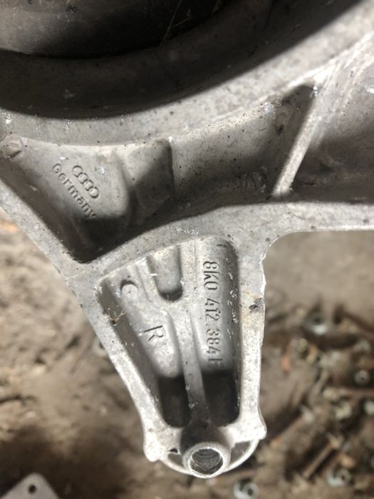 Опорний кронштейн стойки Audi Q5 A4 B8 A5 8K0412383F 8K0412384F