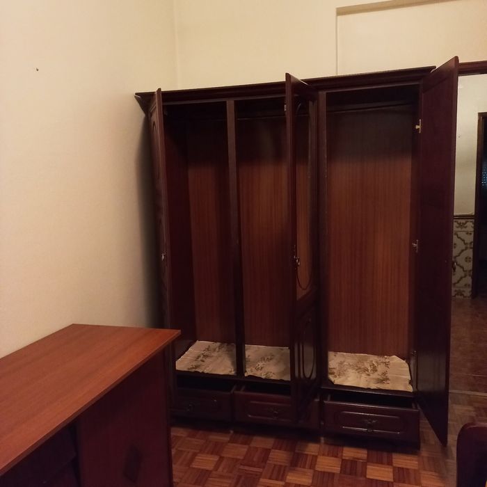 Roupeiro em madeira maciça