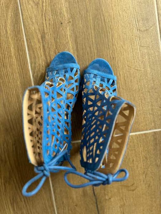 Buty damskie na obcasie Sans Marque