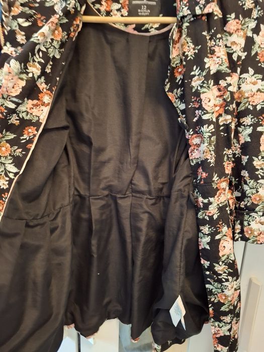 Czarna w kwiaty marynarka narzutka płaszczyk