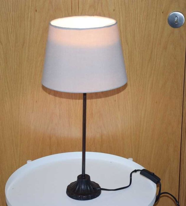 Candeeiro elétrico de mesa antigo, com abajur em missangas