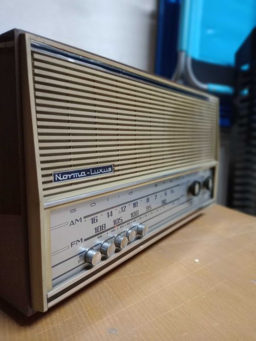 Rádio NORMA-LUXUS antigo num estado imaculado