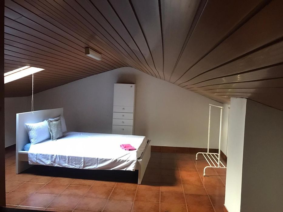 Quarto com duas camas para alugar em odivelas a 8 minutos do metro