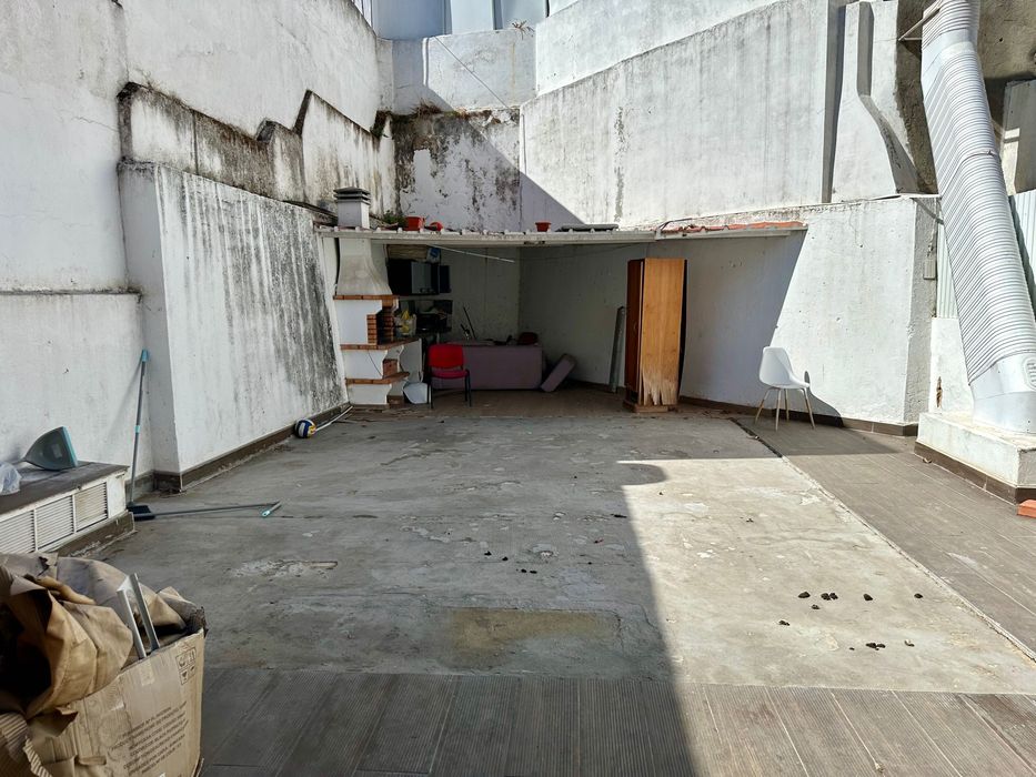 Arrendo T2 ALGES-com logradouro DE 100m2(centro de Alges)