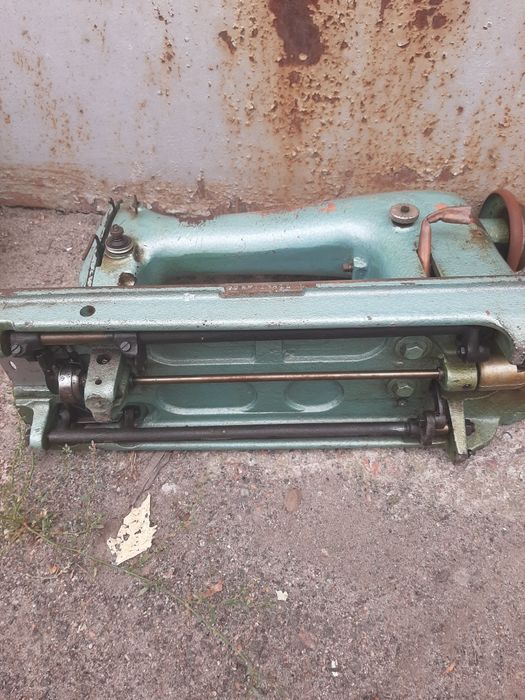 Промислова швейна машинка 22клас. з  столом та двигуном